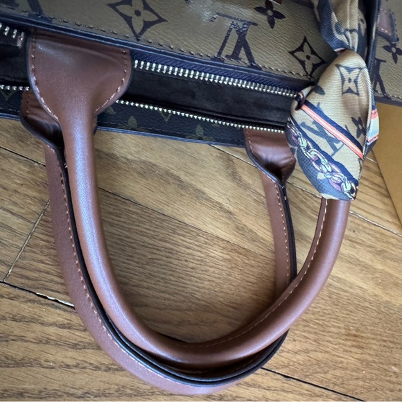 Designer style tote bag, new in box. - Picture 8 of 10